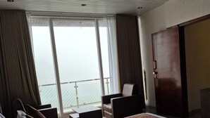 Quadruple Room, Balcony, Mountain View | Kalis bunyi, Wi-fi percuma 
