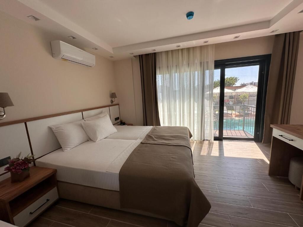 Quarto duplo standard, sacada, vista para a piscina | Escrivaninha, Wi-Fi de cortesia