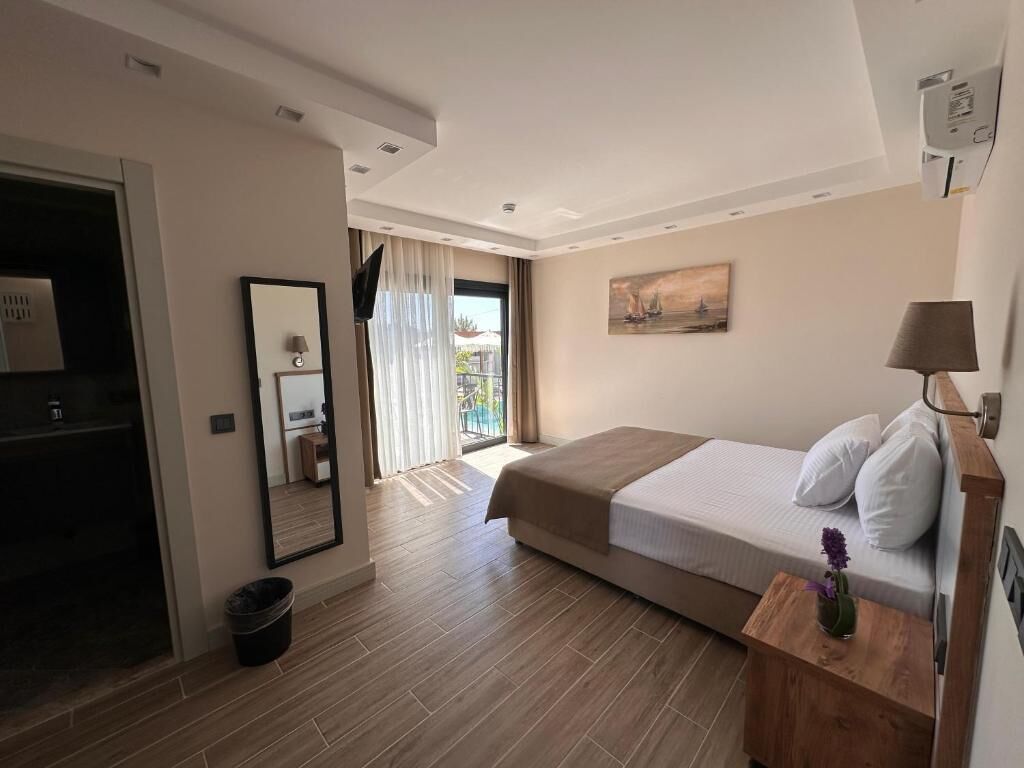 Quarto casal standard, sacada, vista para a piscina | Escrivaninha, Wi-Fi de cortesia