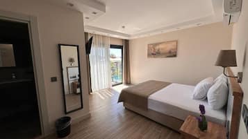 Quarto casal standard, sacada, vista para a piscina | Escrivaninha, Wi-Fi de cortesia
