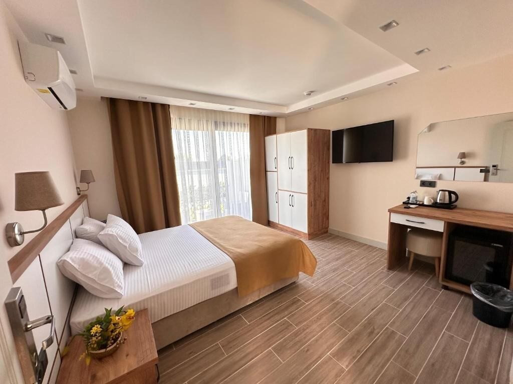 Quarto casal standard, sacada, vista para a piscina | Escrivaninha, Wi-Fi de cortesia