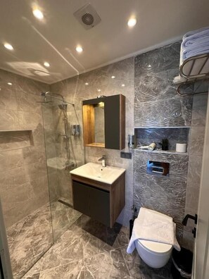 Quarto duplo standard, sacada, vista para a piscina | Banheiro | Chuveiro, secador de cabelo, toalhas de banho, sabonete
