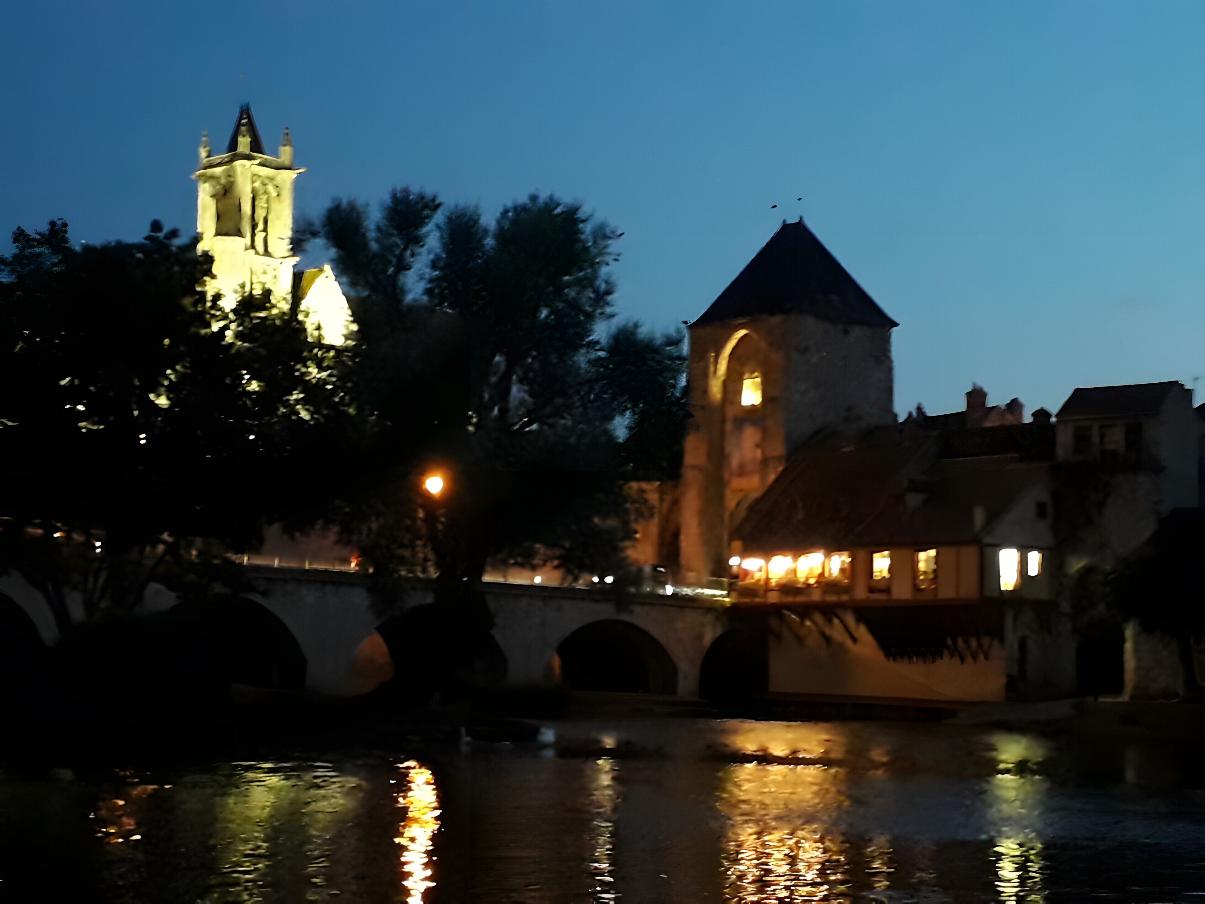 Eine Brücke mit einem Turm und ein Gebäude mit einem Turm.