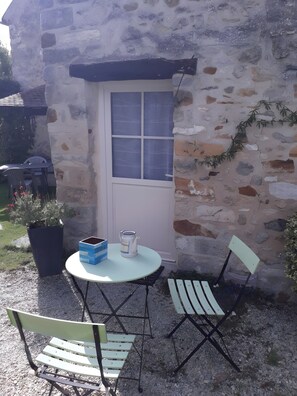 Outdoor dining - Gîte “L'annexe” with Private Terrace, Private Garden, and Wi-Fi (Villecerf)