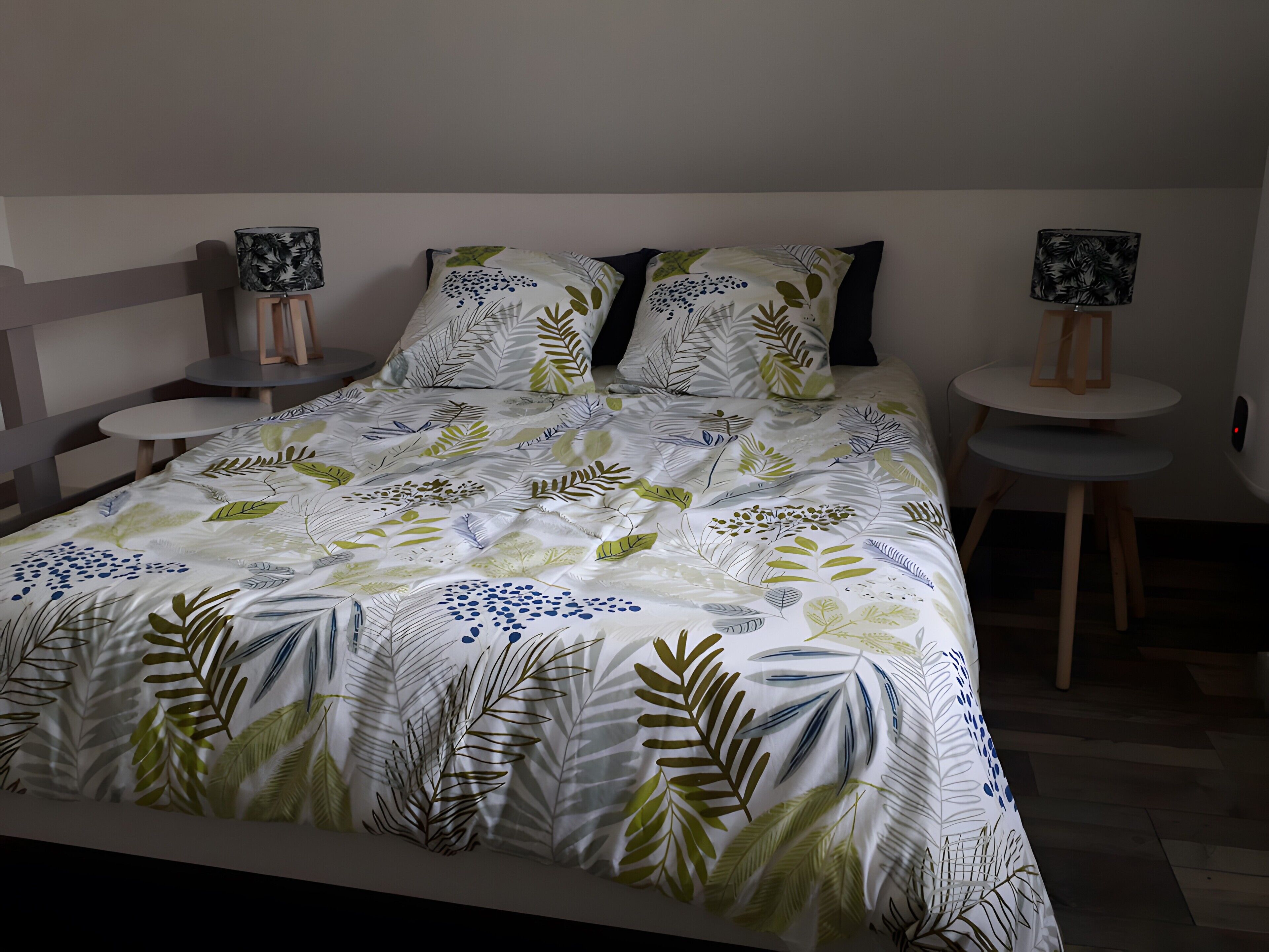 Tabla de planchar con plancha, wifi y ropa de cama 
