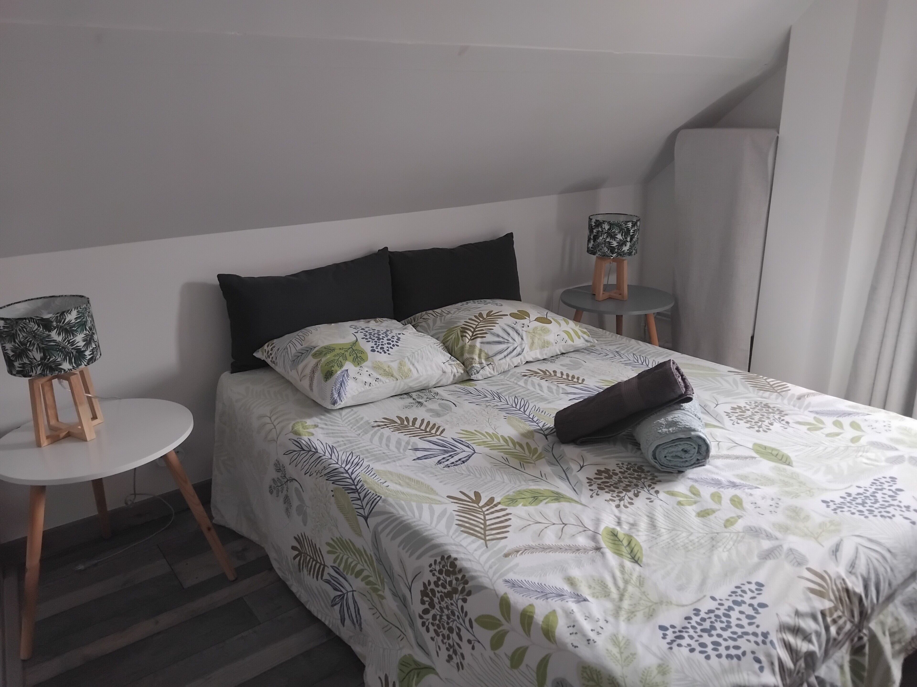 Een strijkplank/strijkijzer, wifi, beddengoed