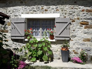 Exterior detail - Gîte “L'annexe” with Private Terrace, Private Garden, and Wi-Fi (Villecerf)