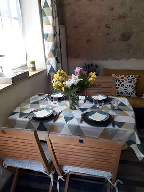 Dining - Gîte “L'annexe” with Private Terrace, Private Garden, and Wi-Fi (Villecerf)