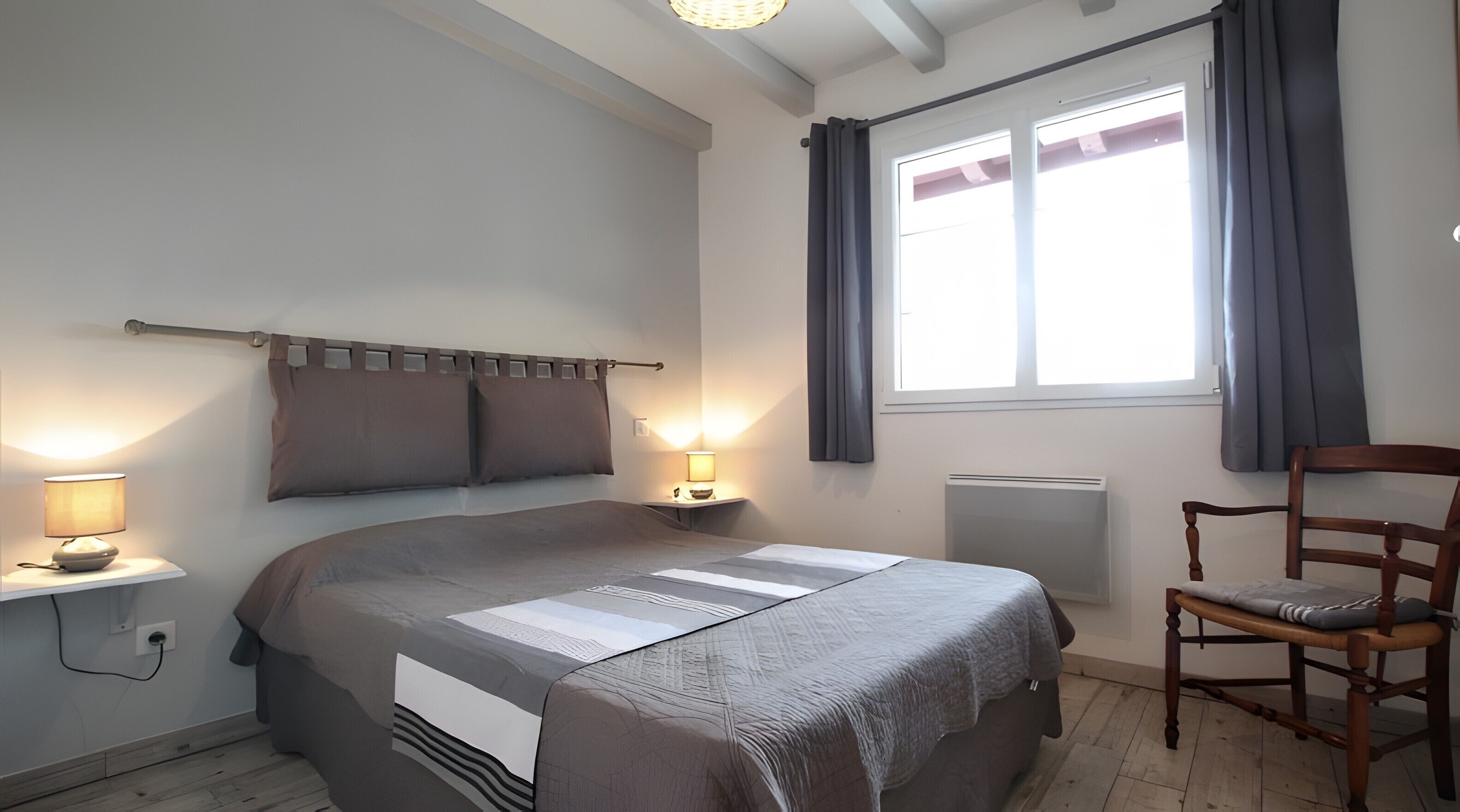 Tabla de planchar con plancha, wifi y ropa de cama 