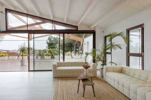Luxuriöse Villa nahe Sitges – Historische Masía mit Meerblick und Garten