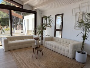 TV, fireplace - Luxury Casa Vacacional – Delmar Residences: Historic Winery Estate near Sitges (Sant Pere de Ribes)
