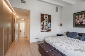 5 bedrooms, WiFi, bed sheets