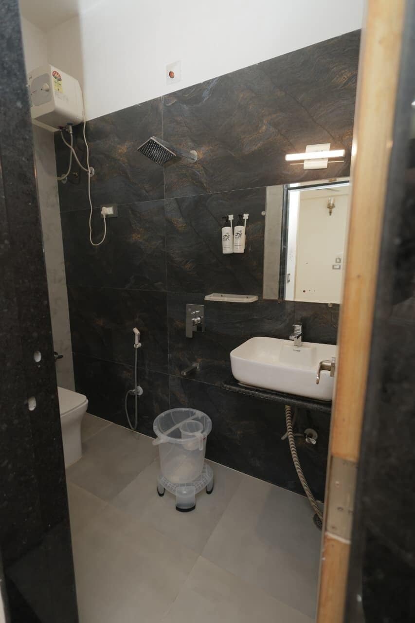 Deluxe Room | Bathroom | Shower, towels, soap, shampoo