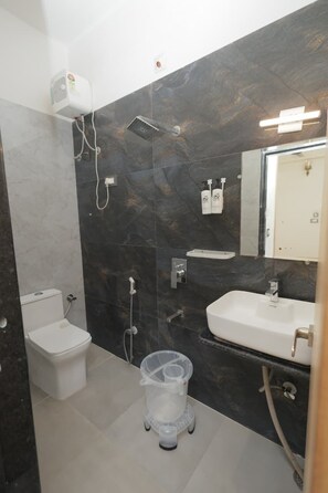 Deluxe Room | Bathroom | Shower, towels, soap, shampoo