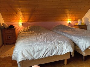 2 bedrooms, desk - Quiet guest rooms with views of the surrounding mountains (Fréland)