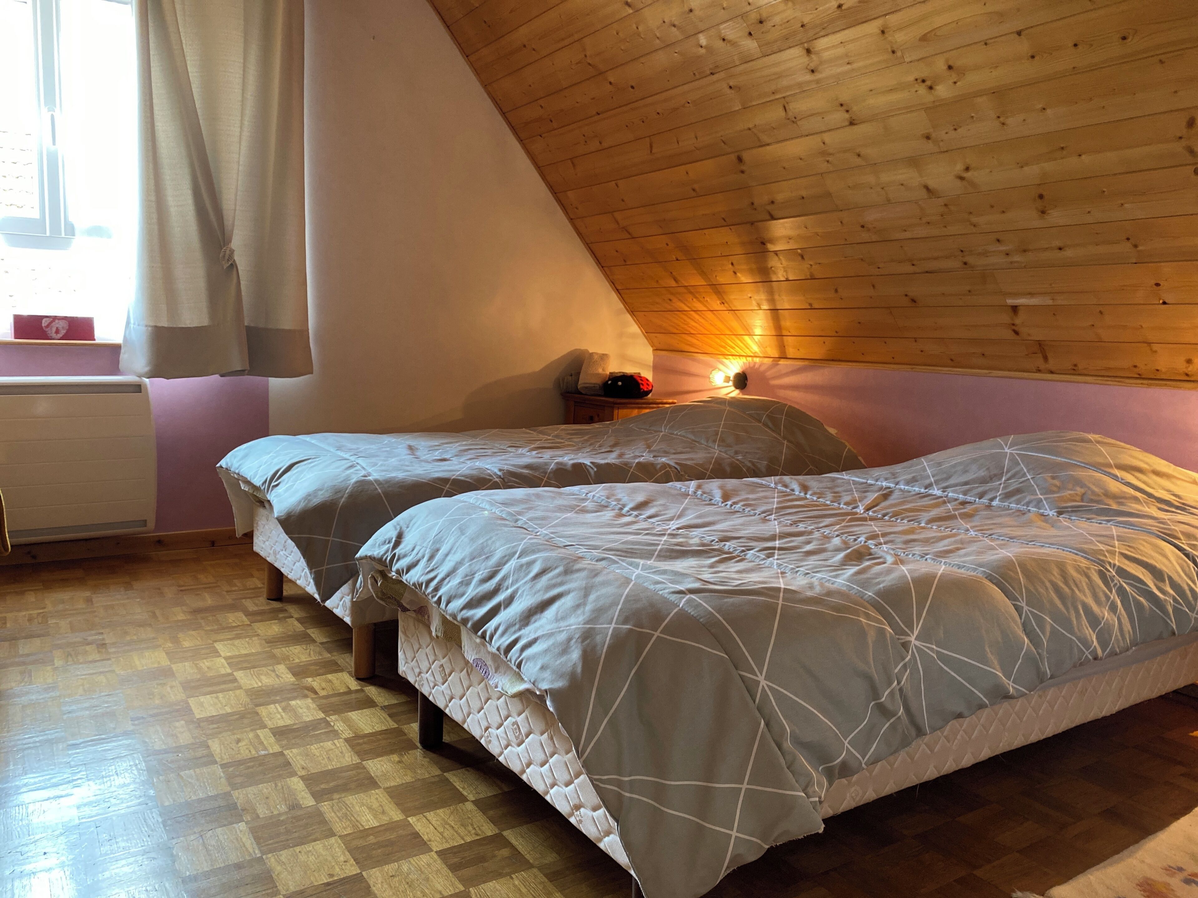 2 bedrooms, desk