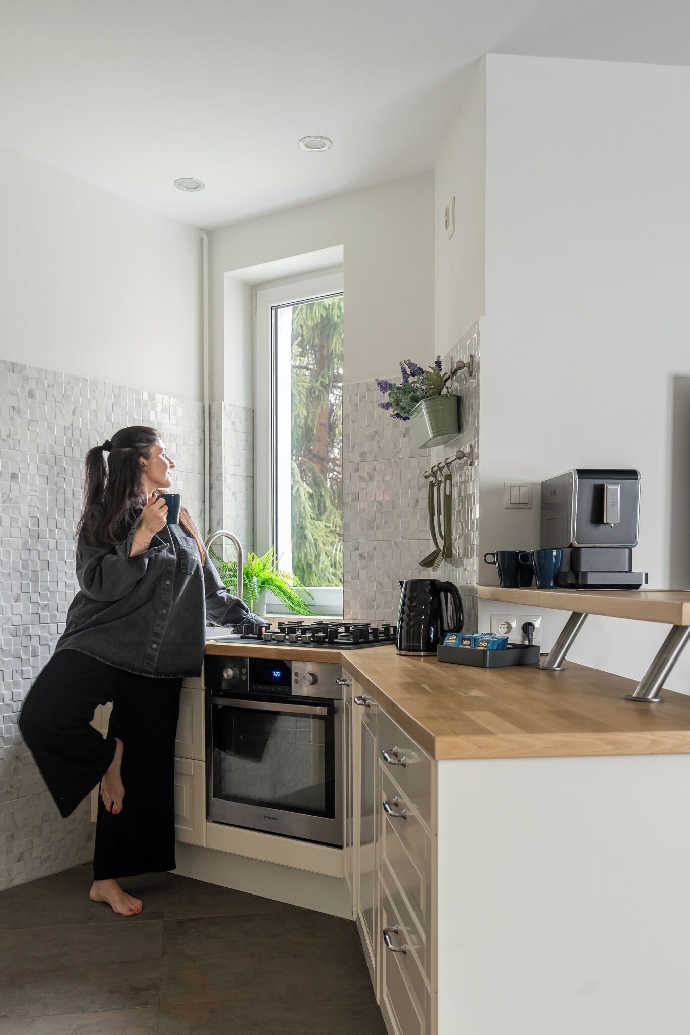 Appartamento Deluxe, balcone, lato spiaggia | Cucina privata | Macchina per tè/caffè, bollitore elettrico, seggiolone, tavolo da pranzo