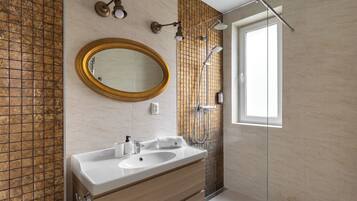 Appartamento Deluxe, balcone, lato spiaggia | Bagno