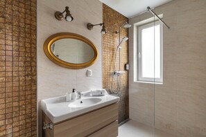 Appartamento Deluxe, balcone, lato spiaggia | Bagno