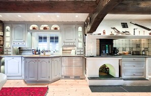 Fridge, microwave, oven, stovetop - 4 bedroom amazing home in Ytre Enebakk (Ytre Enebakk)