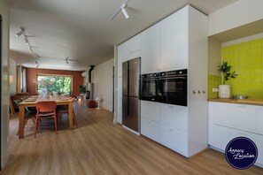 Fridge, microwave, oven, dishwasher - 🏡 Renovated family villa with swimming pool, private garden, lake view & view of Menthon Castle and the surrounding mountains 🏔️ (Menthon-Saint-Bernard)