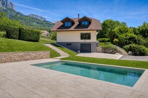 A heated pool - 🏡 Renovated family villa with swimming pool, private garden, lake view & view of Menthon Castle and the surrounding mountains 🏔️ (Menthon-Saint-Bernard)