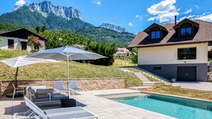 Unclassified image, 3 of 43, button - 🏡 Renovated family villa with swimming pool, private garden, lake view & view of Menthon Castle and the surrounding mountains 🏔️ (Menthon-Saint-Bernard)