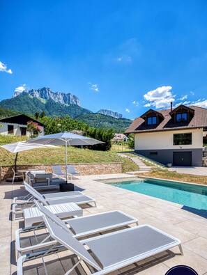 A heated pool - 🏡 Renovated family villa with swimming pool, private garden, lake view & view of Menthon Castle and the surrounding mountains 🏔️ (Menthon-Saint-Bernard)