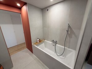 Sèche-cheveux, serviettes fournies, savon, papier toilette
