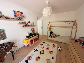Iron/ironing board, WiFi, bed sheets - Large apartment in the heart of the 7th district - 5min from the old port (Marseille)