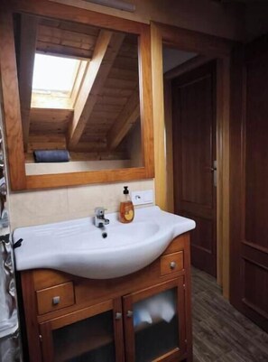 Shower, towels, soap, toilet paper - House in Llaurí - natural and quiet environment (Llaurí)
