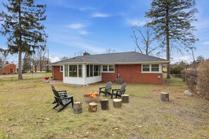 Property grounds - NEW! Designer Home - King Beds, Glass Sunroom, Game Room, BBQ (Southfield)