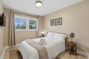 3 bedrooms, iron/ironing board, WiFi, bed sheets - NEW! Designer Home - King Beds, Glass Sunroom, Game Room, BBQ (Southfield)