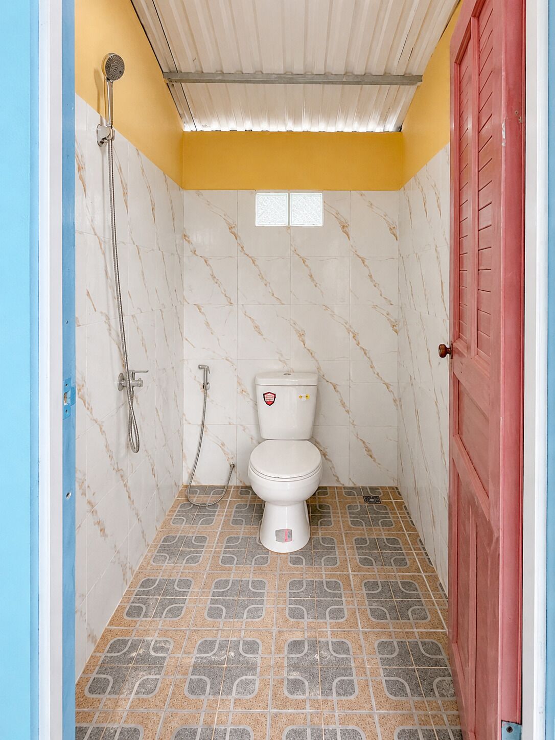 Combined shower/tub, free toiletries, towels, soap