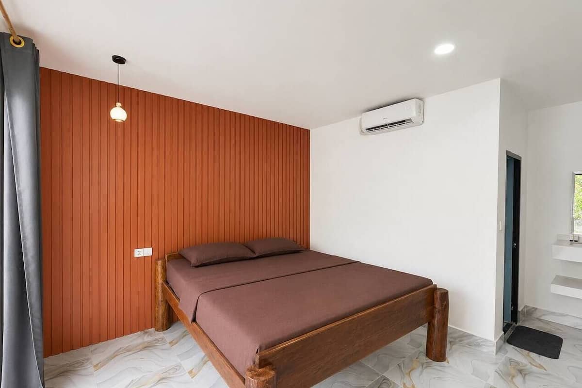 Escritorio, wifi gratis y ropa de cama
