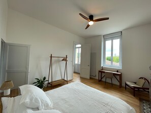 Iron/ironing board, WiFi, bed sheets