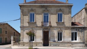 A historic building with a symmetrical facade, a central entrance, and a balcony with ornate railings. - Entire Villa: Eyrans, France – 10 Guests, 5 Bedrooms, 5 Beds, 4 Bathrooms (Eyrans)