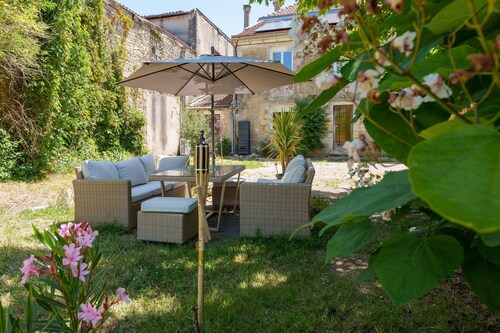 Entire Villa: Eyrans, France – 10 Guests, 5 Bedrooms, 5 Beds, 4 Bathrooms