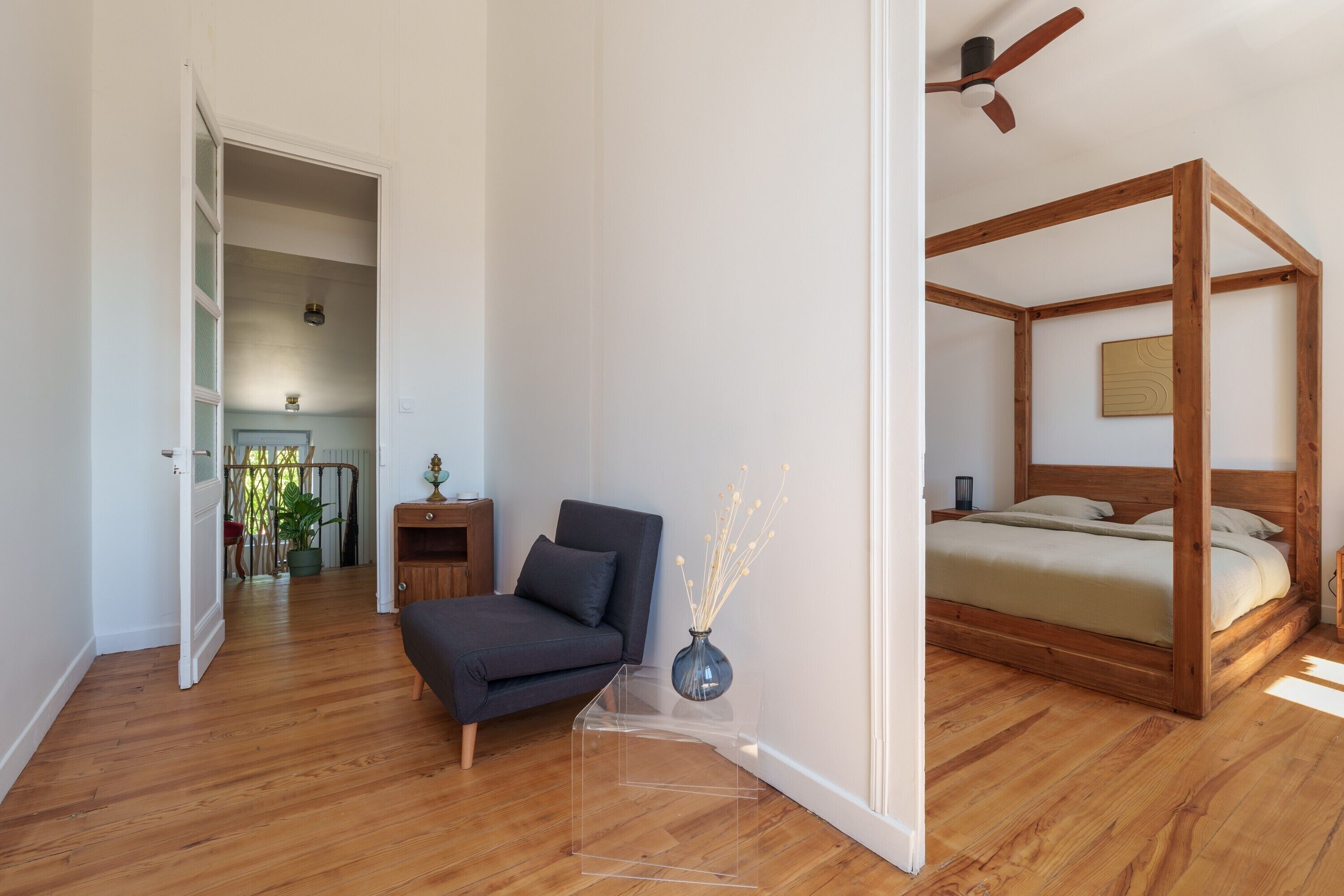 Tabla de planchar con plancha, wifi y ropa de cama 