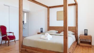Tabla de planchar con plancha, wifi y ropa de cama