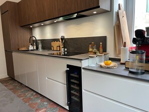 Réfrigérateur, micro-ondes, four, plaque de cuisson