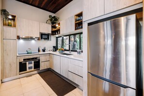 Wasserkocher mit Kaffee-/Teezubehör, Kühlschrank, Mikrowelle, Ofen