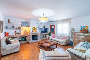 TV - Cubo's Lorente Rural House / Private pool / BBQ / Terrace / Free Wi-Fi (Álora)