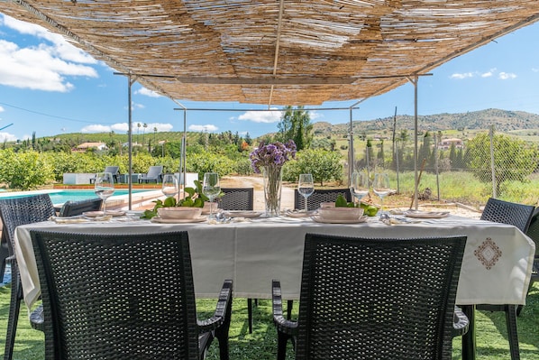 Outdoor dining - Cubo's Lorente Rural House / Private pool / BBQ / Terrace / Free Wi-Fi (Álora)