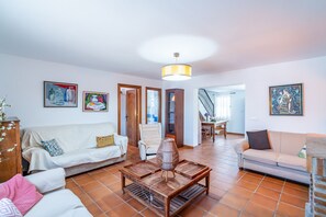 TV - Cubo's Lorente Rural House / Private pool / BBQ / Terrace / Free Wi-Fi (Álora)