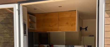 Réfrigérateur, micro-ondes, plaque de cuisson, cafetière/bouilloire