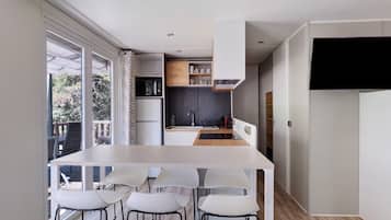 Coffee/tea maker, fridge, microwave, stovetop
