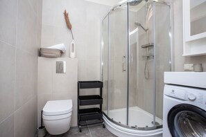 Shower, hair dryer, towels, soap - Delightful 1-bedroom studio in charming Rīga perfect for your stay (Rīga)