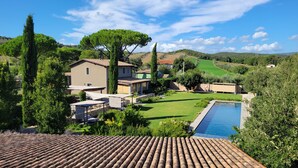 A villa with a swimming pool, garden, and terracotta roof tiles. - Agriturismo Resort Il Foionco (Massa Marittima)