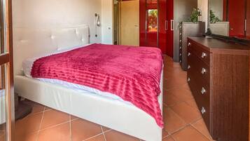 3 bedrooms, desk, iron/ironing board, WiFi